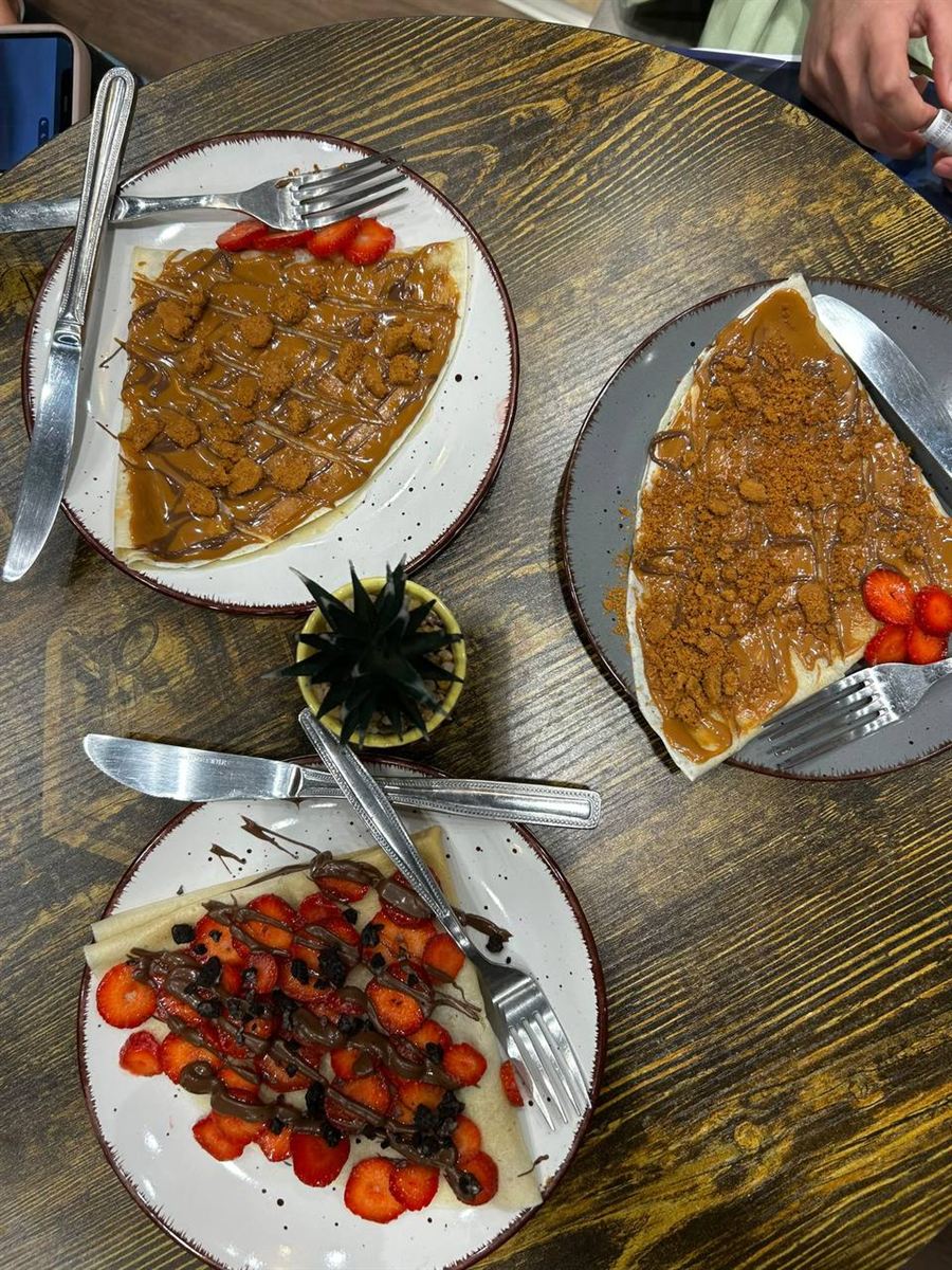 Drei Crêpes von oben: zweimal Lotus Biscoff, einmal Erdbeere und Schoko