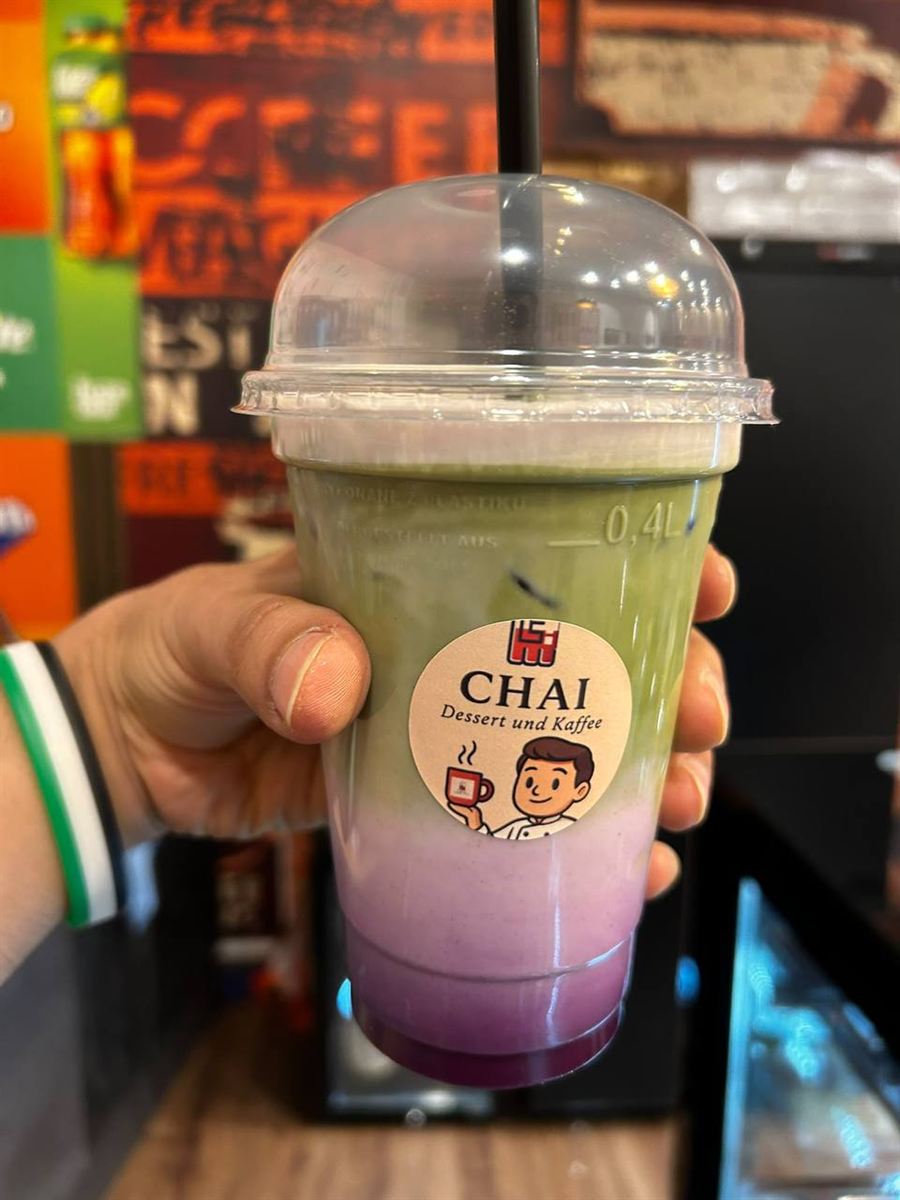 Matcha Ube Latte im CHAI Becher, grün über violett geschichtet