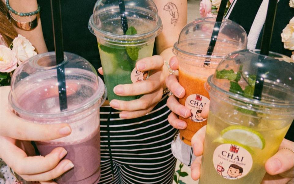 Vier Getränke mit Minze und Limette im CHAI Becher
